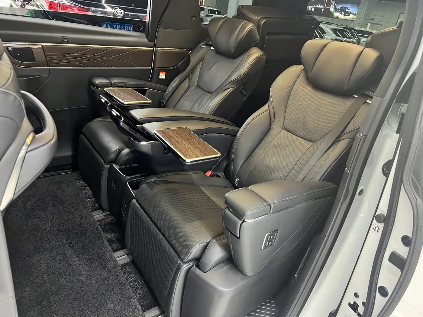 Toyota Vellfire 2024 Crown Hybrid 2.5L Executive Premium Edition фото 12
