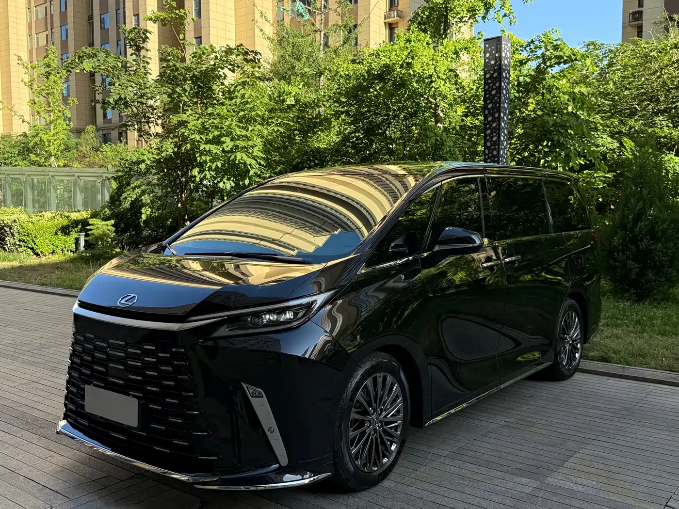Lexus LM 2025 Model 500h Four-Seater Imperial Edition фото 2