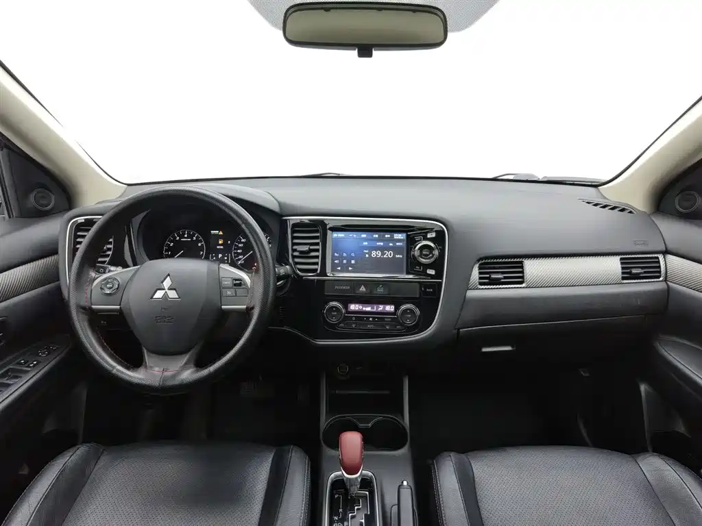 Mitsubishi Outlander (Import) 2014 2.4L 4WD Luxury Value Edition 5-seater фото 5