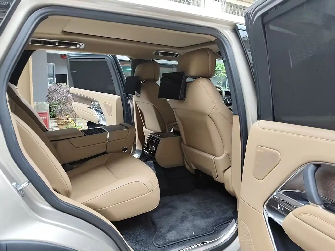 Land Rover Range Rover 2025 3.0 L6 400PS Genesis Extended Wheelbase фото 4