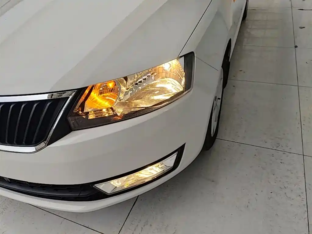 Škoda Rapid 2015 1.6L Manual Smart Selection фото 24