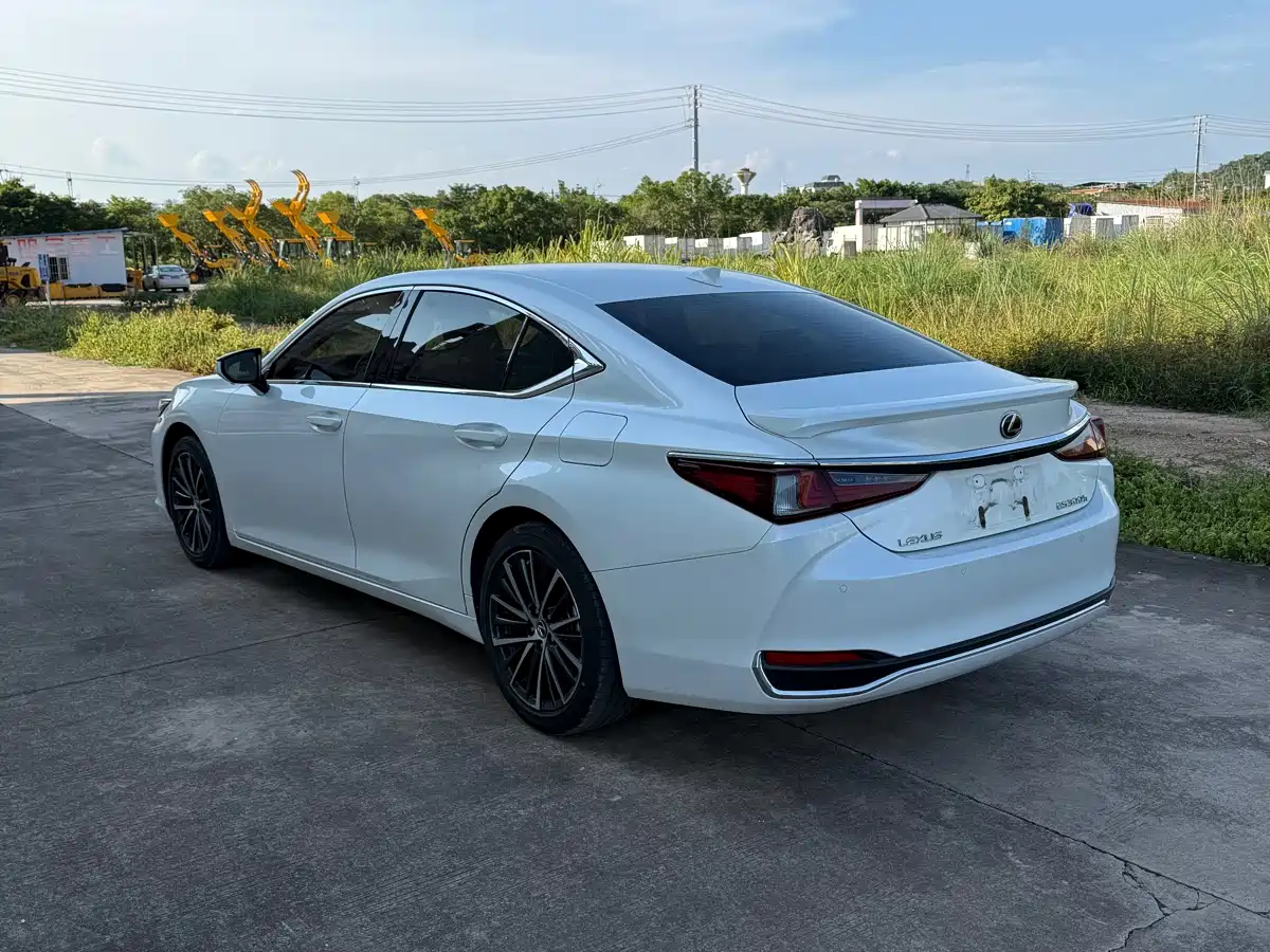 Lexus ES 2022 300h Ultimate Edition фото 7