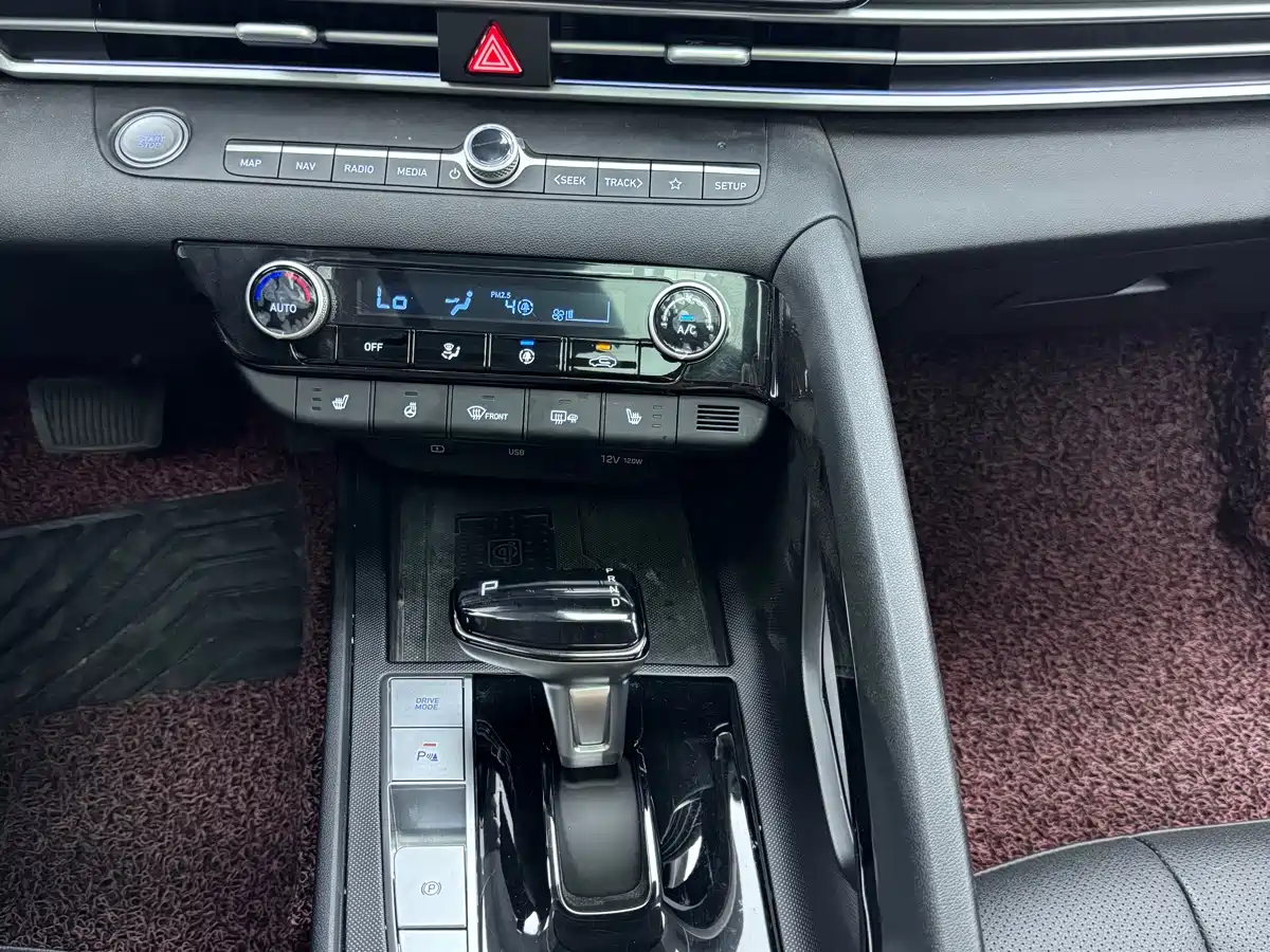 Hyundai Elantra 2023 1.5L CVT TOP Flagship Edition фото 13