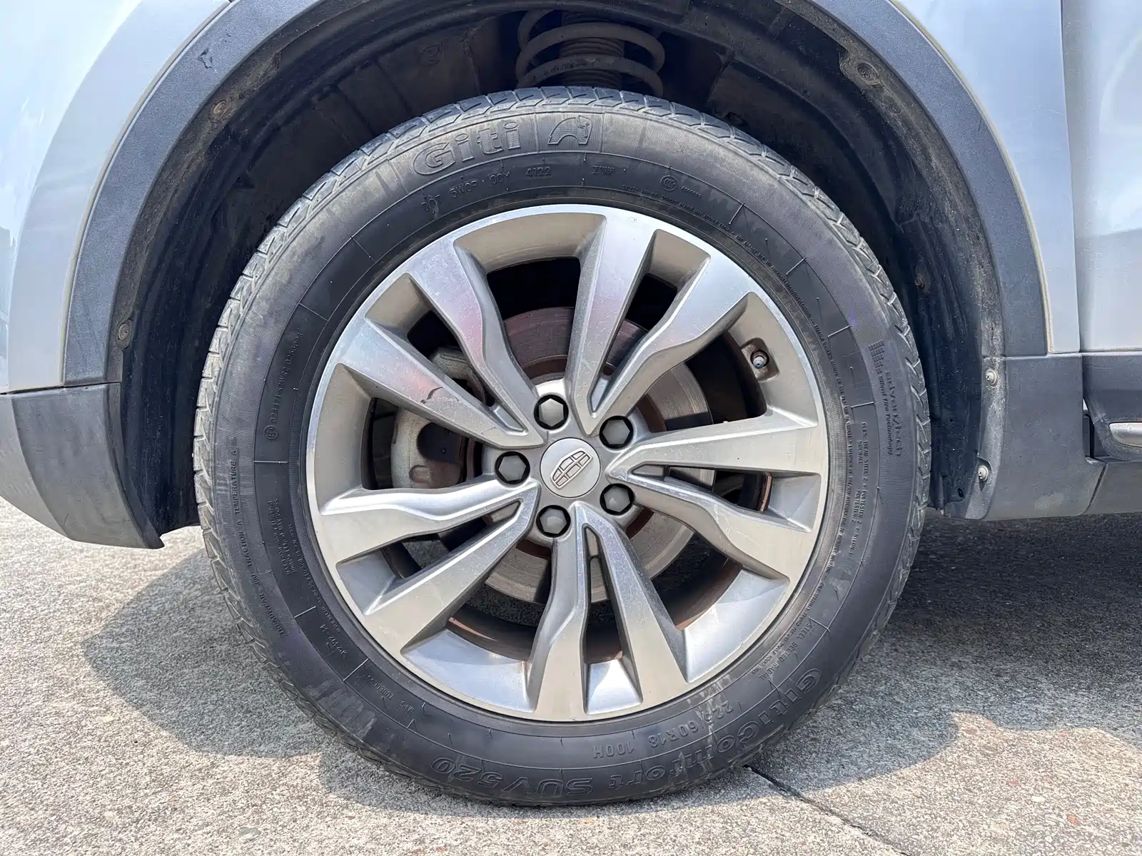 Фото 19 - Geely Atlas