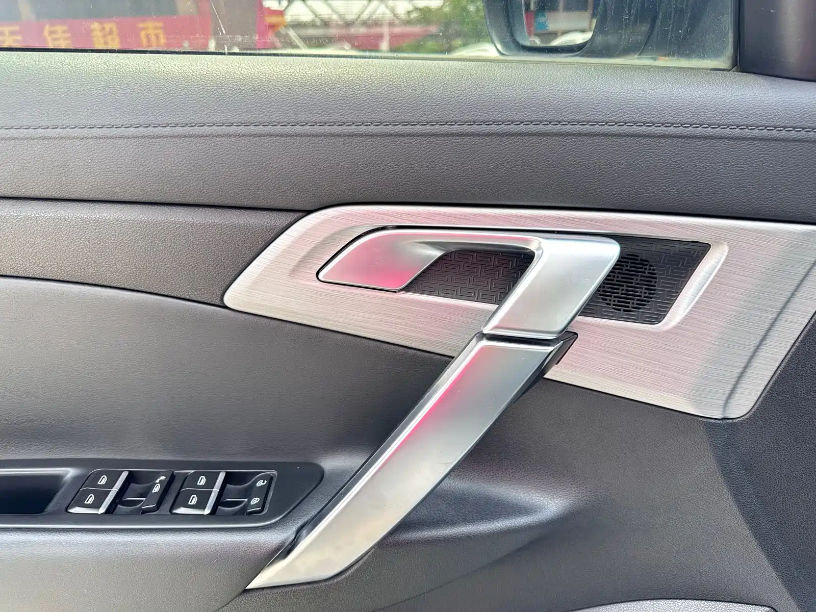Фото 18 - Geely Atlas