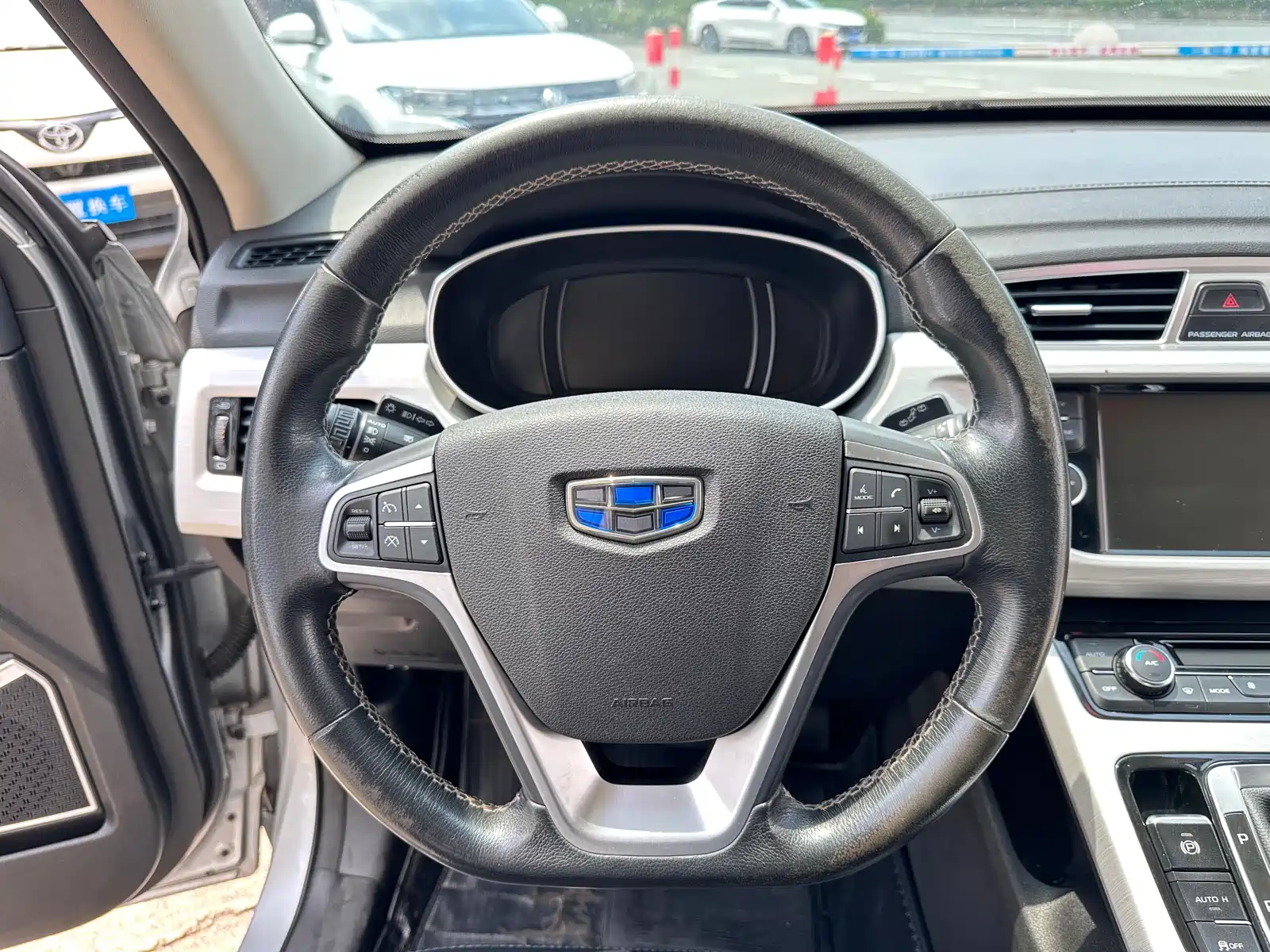 Фото 16 - Geely Atlas