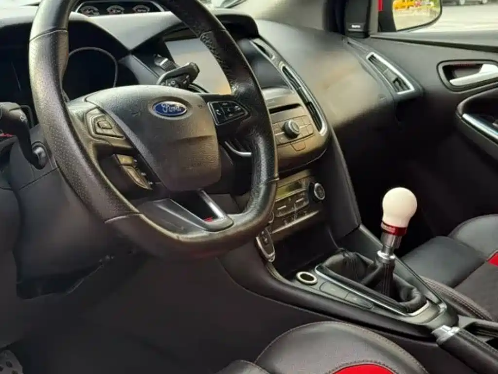 Ford Focus (Import) 2017 2015 2.0T ST Orange Edition