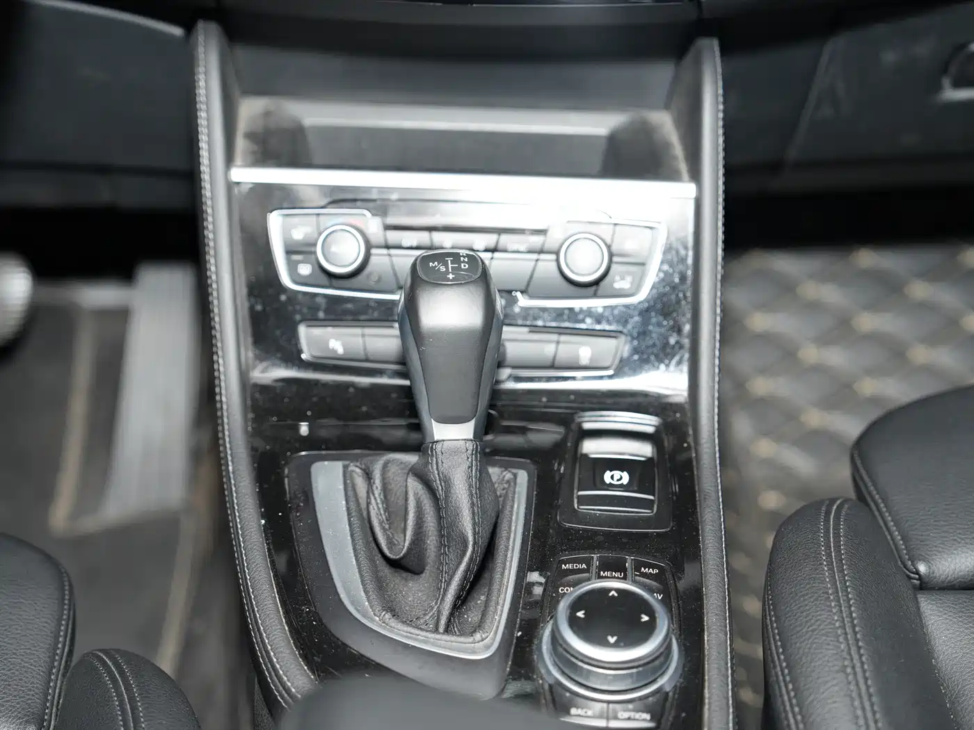 BMW 2 Series Touring 2018 Model 220i Luxury Package фото 24