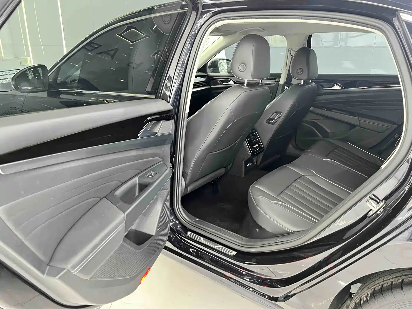 Volkswagen Passat 2022 280TSI Elite Edition фото 13