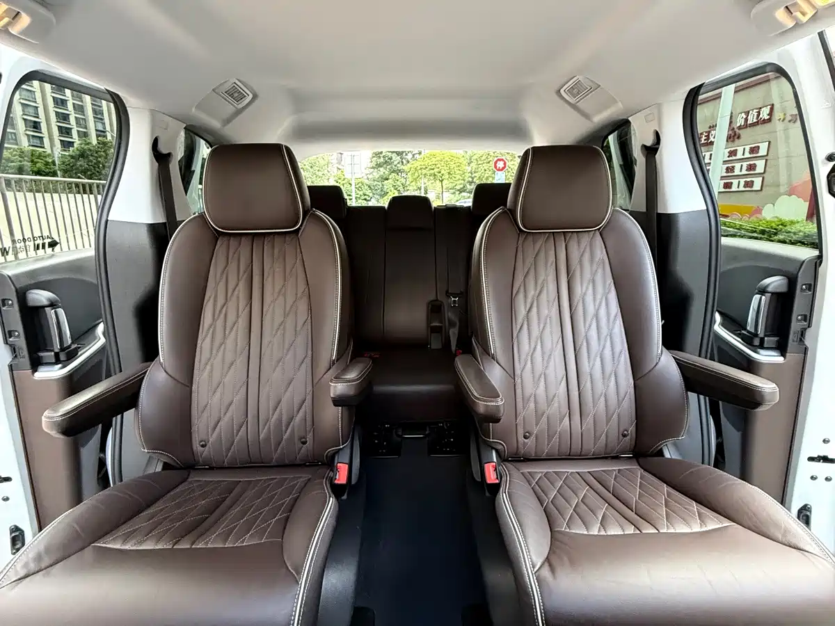 Photo 20 - Buick GL8