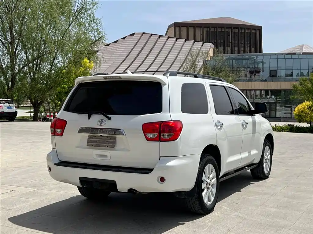 Toyota Sequoia 2010 5.7 Platinum Edition фото 8