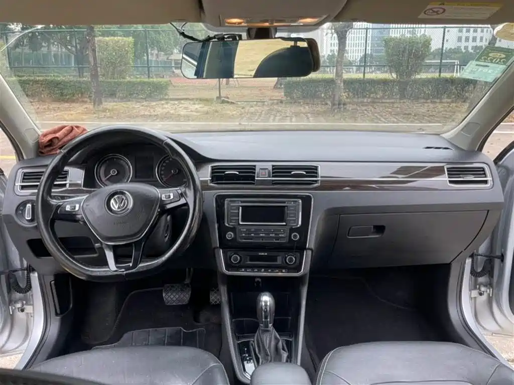 Volkswagen Santana 2016 1.6L Automatic Luxury Edition фото 4