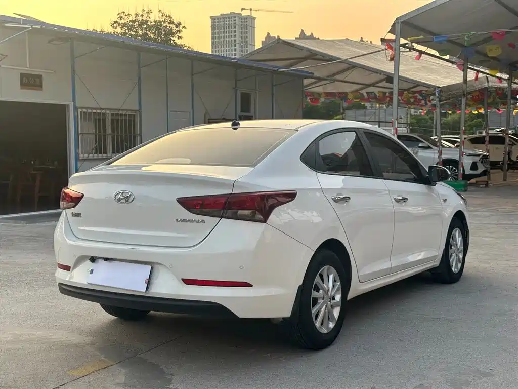Hyundai Verna 2016 1.4L Automatic Cool Edition GLS фото 18
