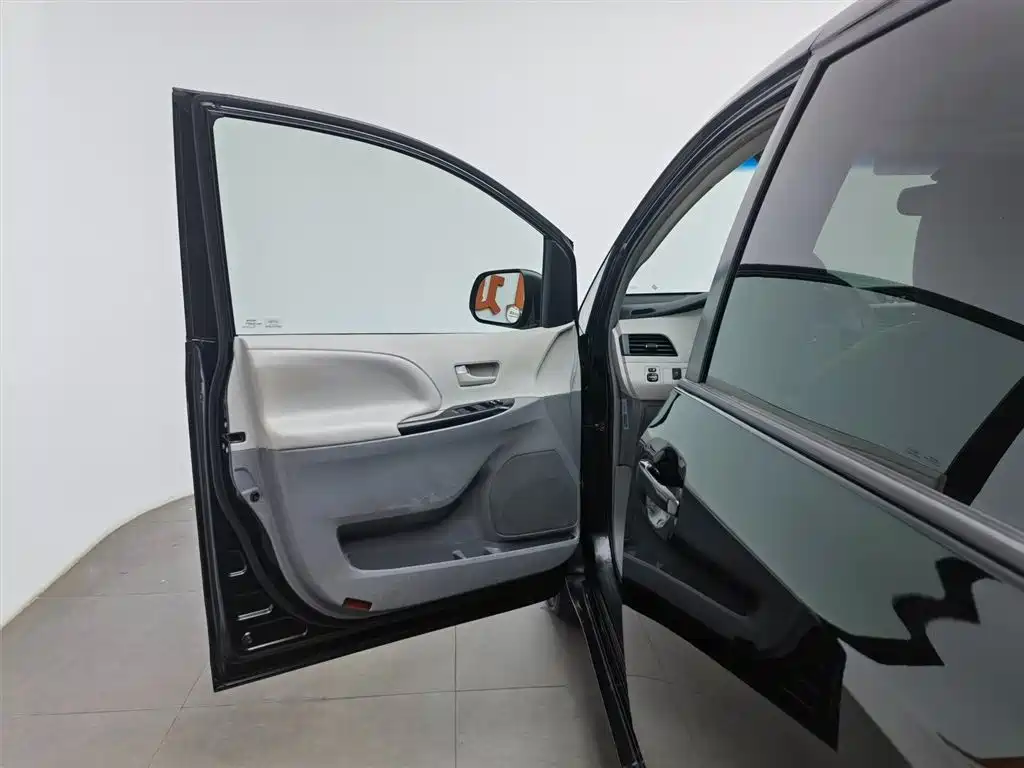 Toyota Sienna 2013 3.5L 4WD Automatic фото 11