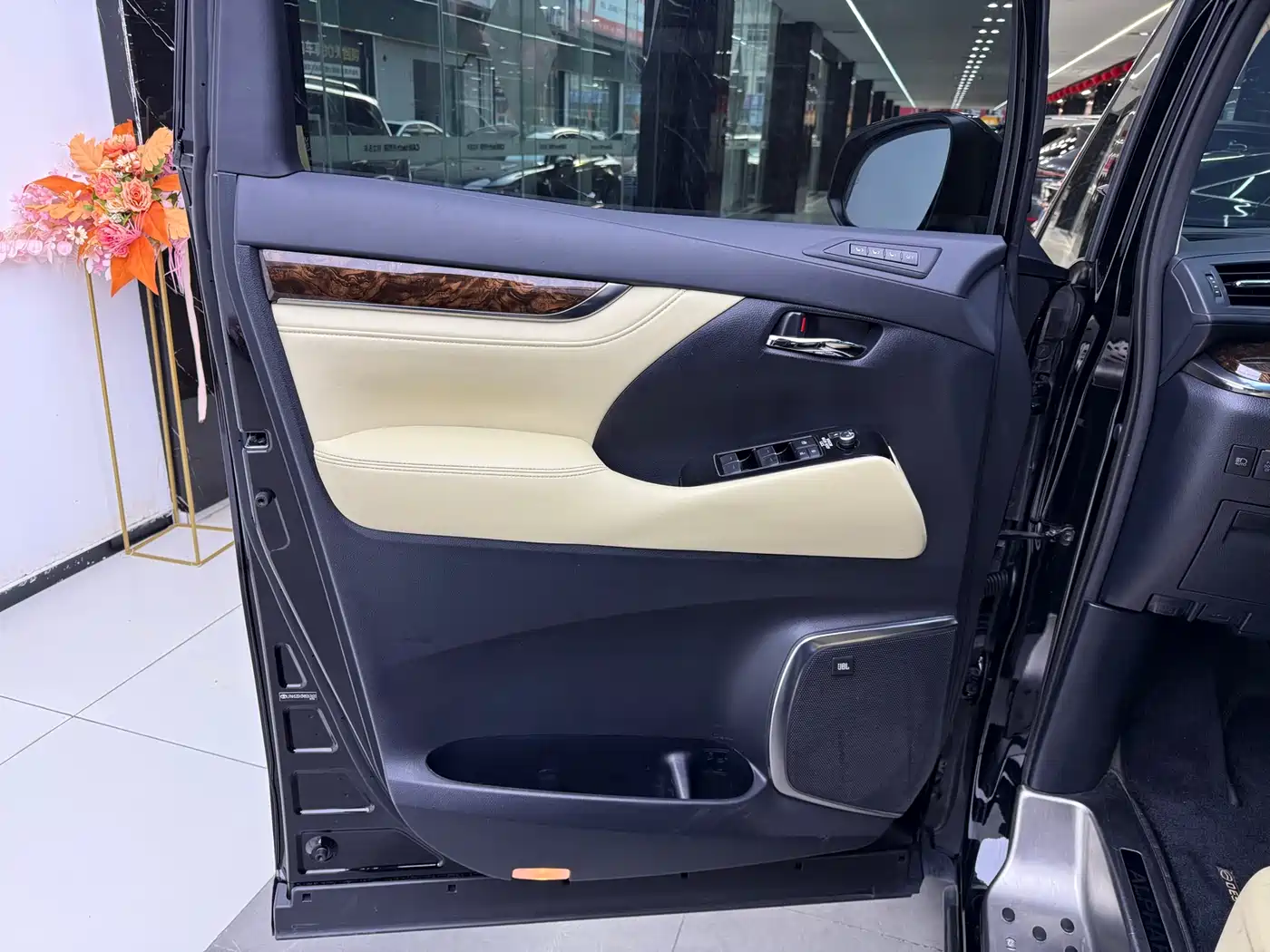 Toyota Alphard 2021 Hybrid 2.5L Luxury фото 9