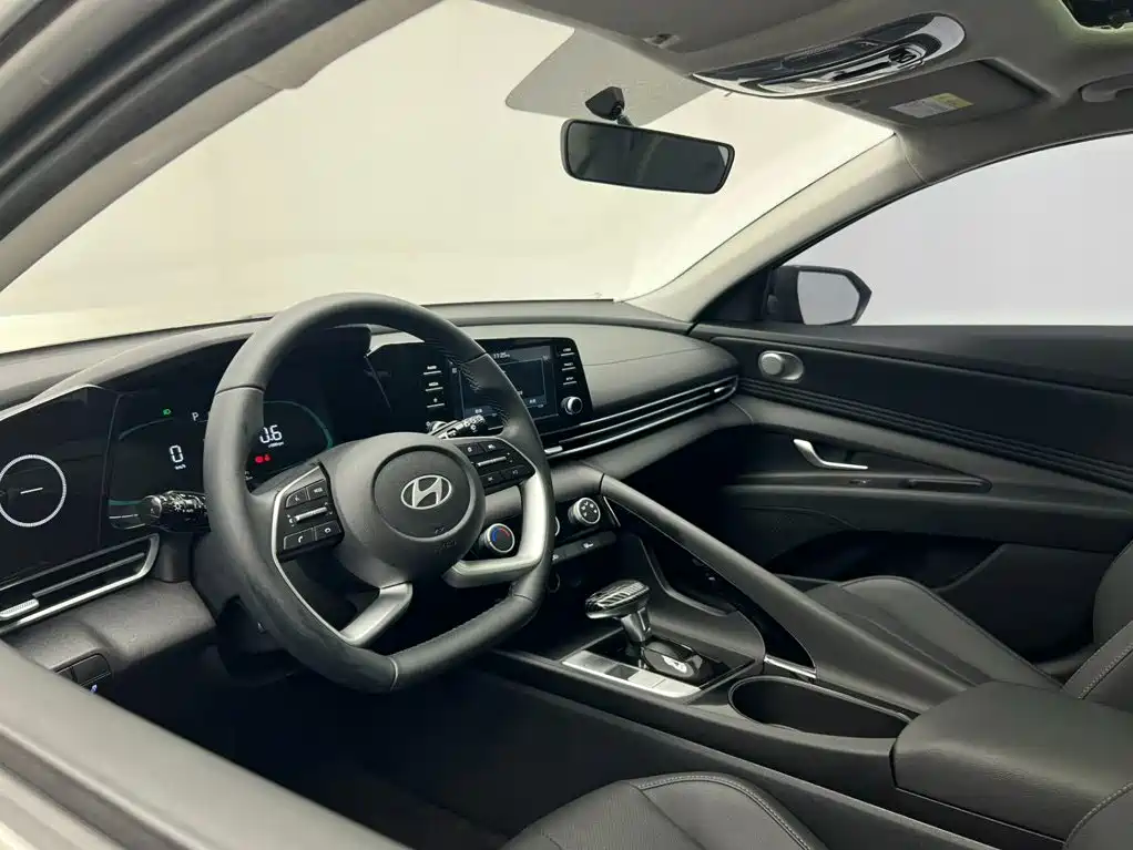 Photo 16 - Hyundai Elantra
