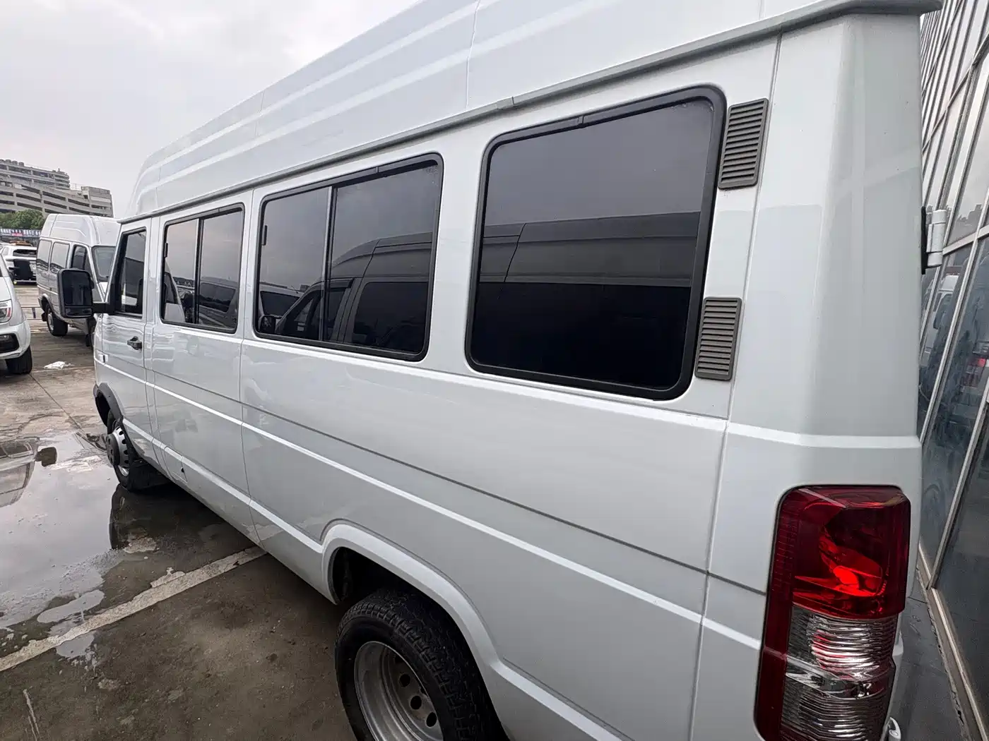 Iveco Daily 2023 2022 2.5T A37 M1 Bus 5-9 Seats Long Wheelbase Medium Roof Dual Tire Sliding Door
