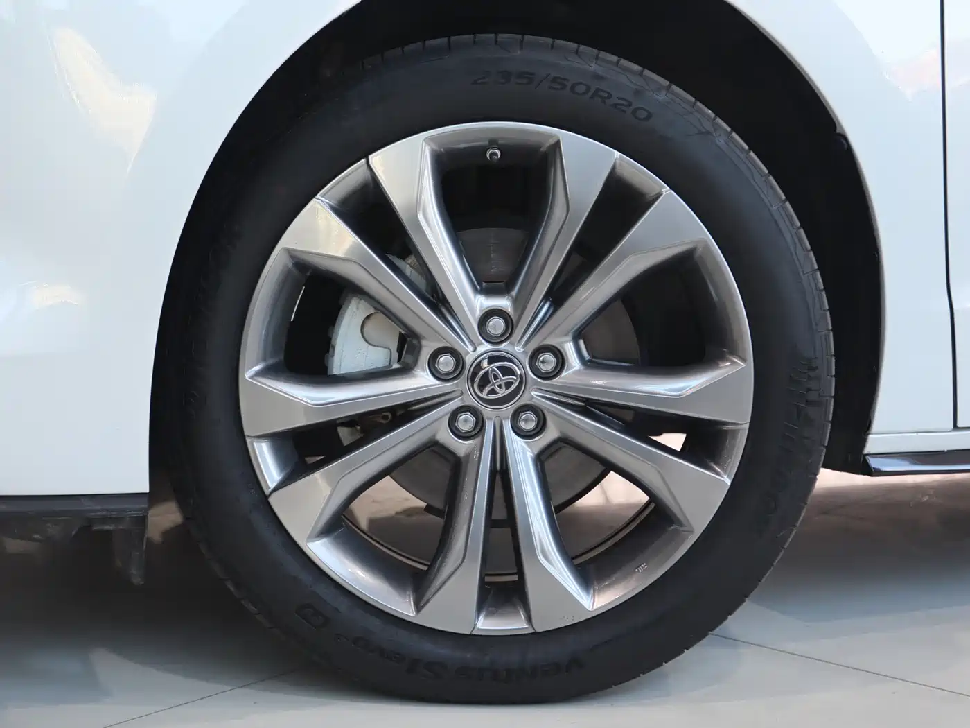 Toyota Sienna 2023 2.5L Hybrid Premium Edition фото 4
