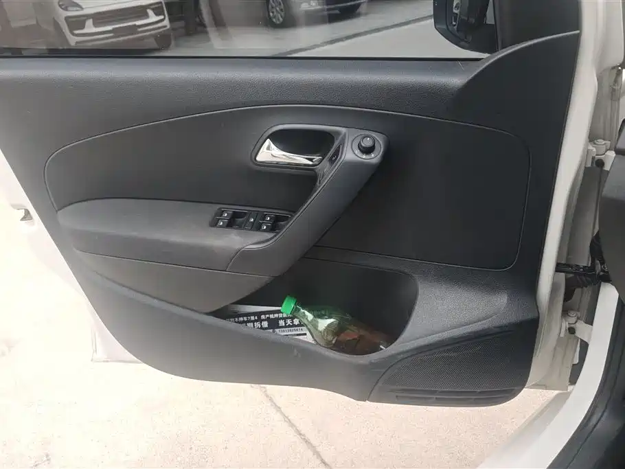 Volkswagen Polo 2014 1.4L Manual Trend Edition фото 7