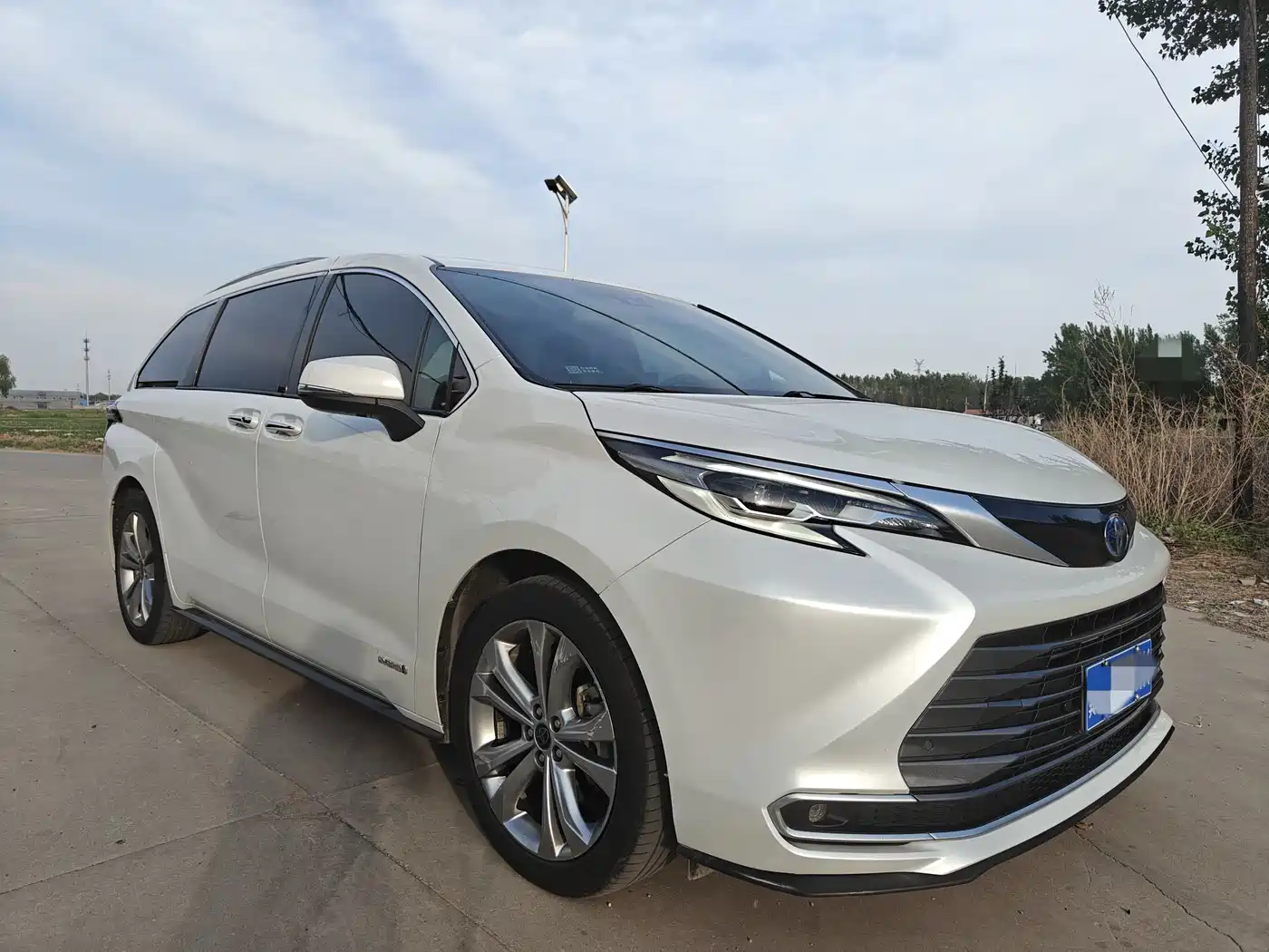 Toyota Sienna 2021 2.5L Hybrid Premium Edition фото 3