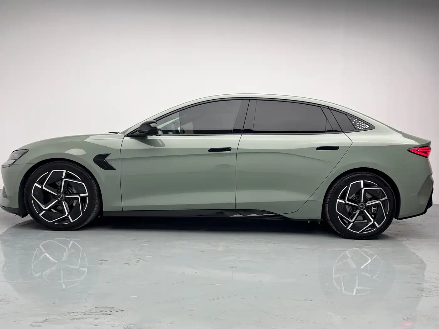 BYD Seal 2022 700km Long Range RWD Edition фото 11