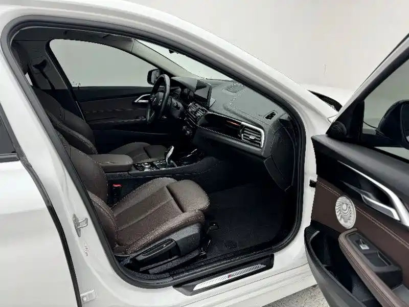 BMW 1 Series 2023 120i M Sport Shadow Edition фото 15