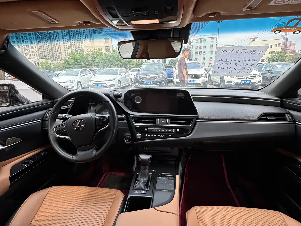 Lexus ES 2022 300h Ultimate Edition фото 12