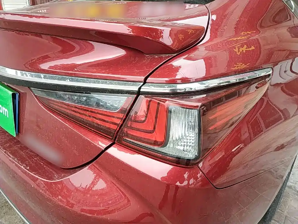 Фото 8 - Lexus ES