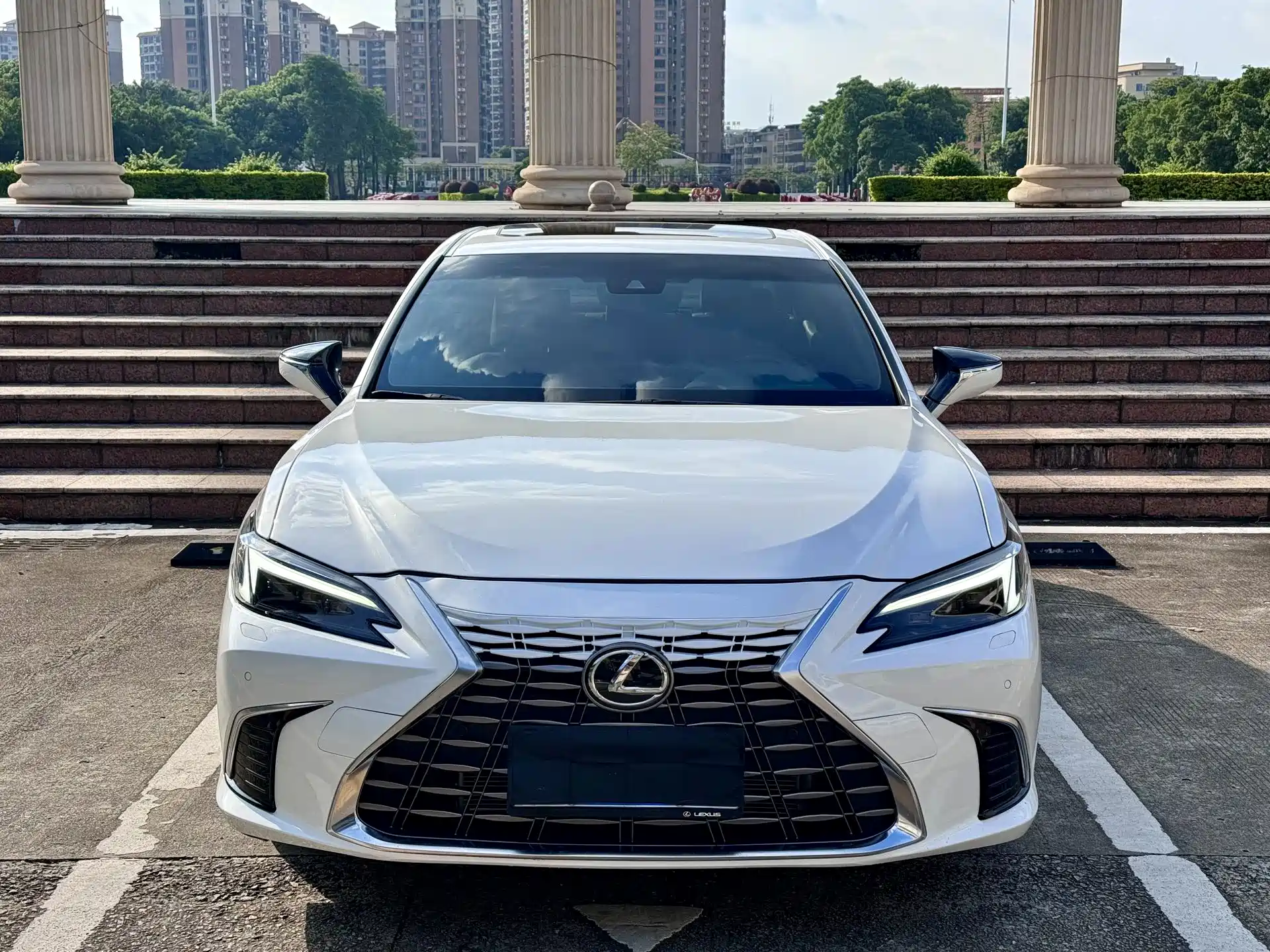 Photo 2 - Lexus ES