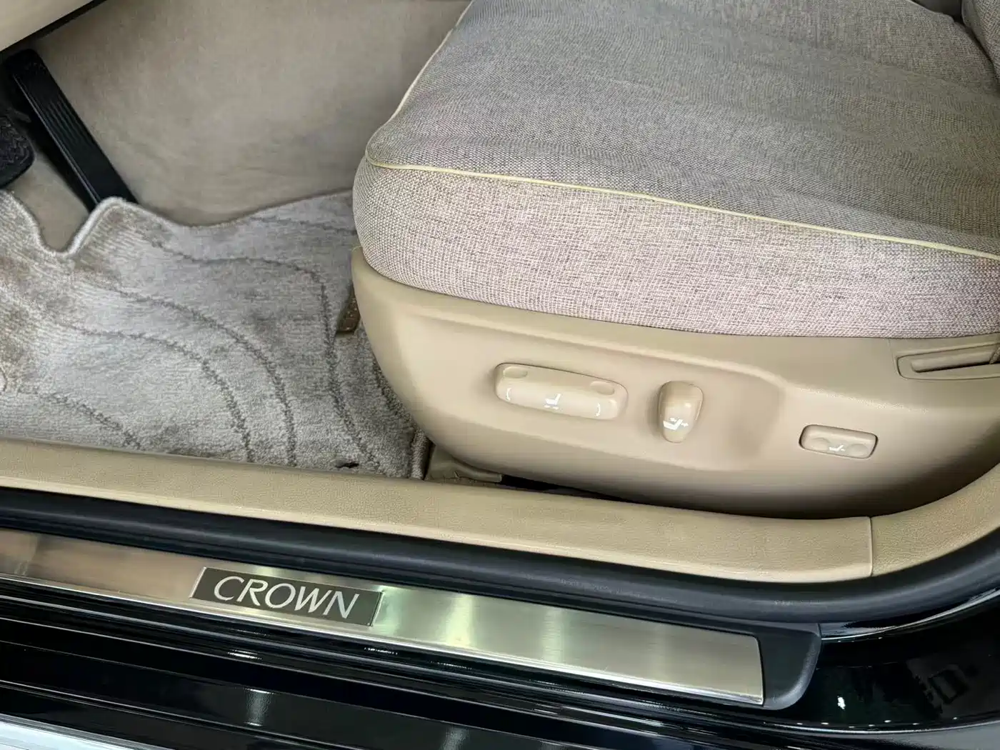 Toyota Crown 2012 2.5L Royal Navigation Edition фото 10