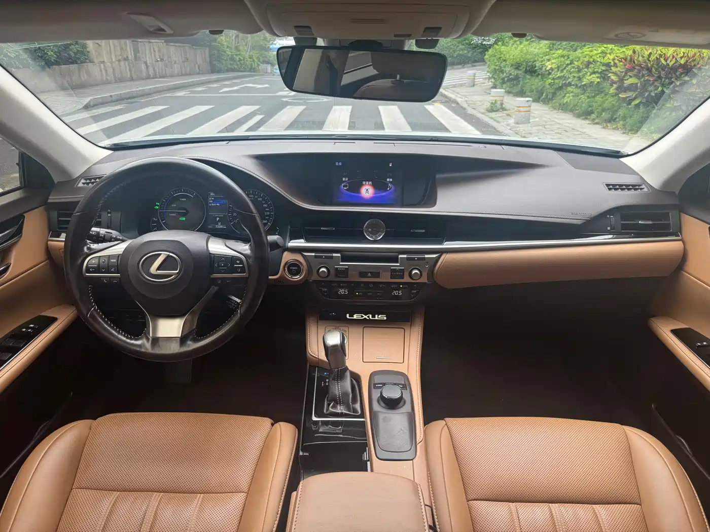 Фото 14 - Lexus ES
