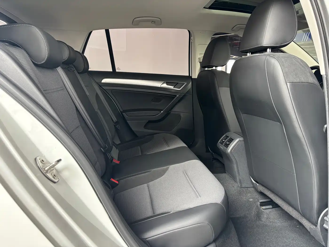 Volkswagen Golf 2018 1.6L Automatic Comfort фото 6
