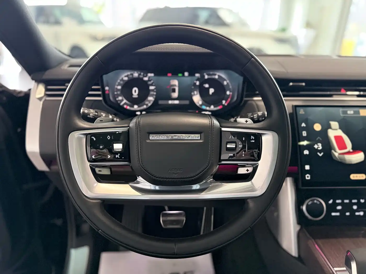 Land Rover Range Rover 2023 3.0 L6 360PS Golden Age Edition фото 13