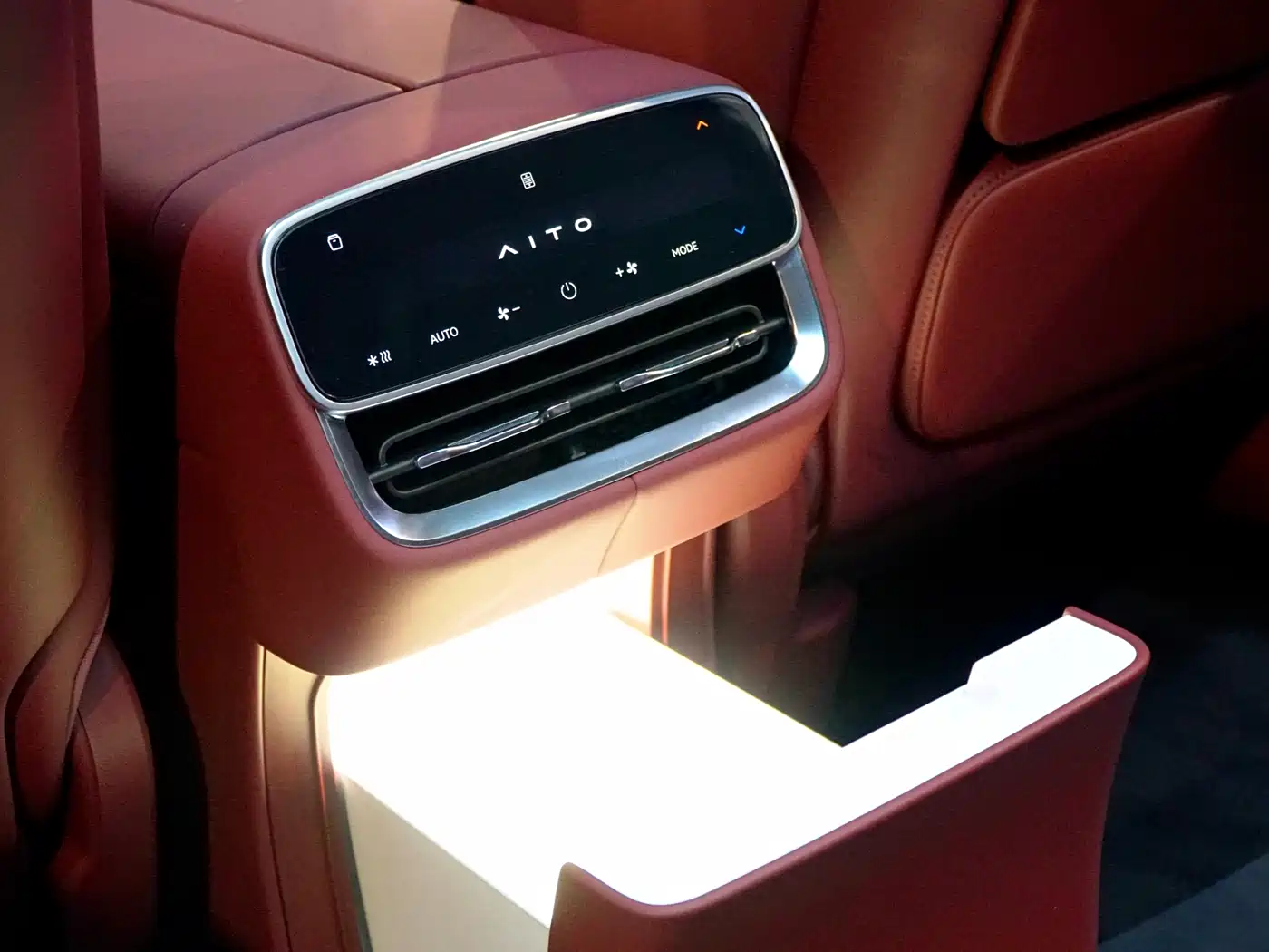 AITO Wenjie AITO M8 2025 Range Extender Max+ Edition 53.4kWh 5-seater фото 15