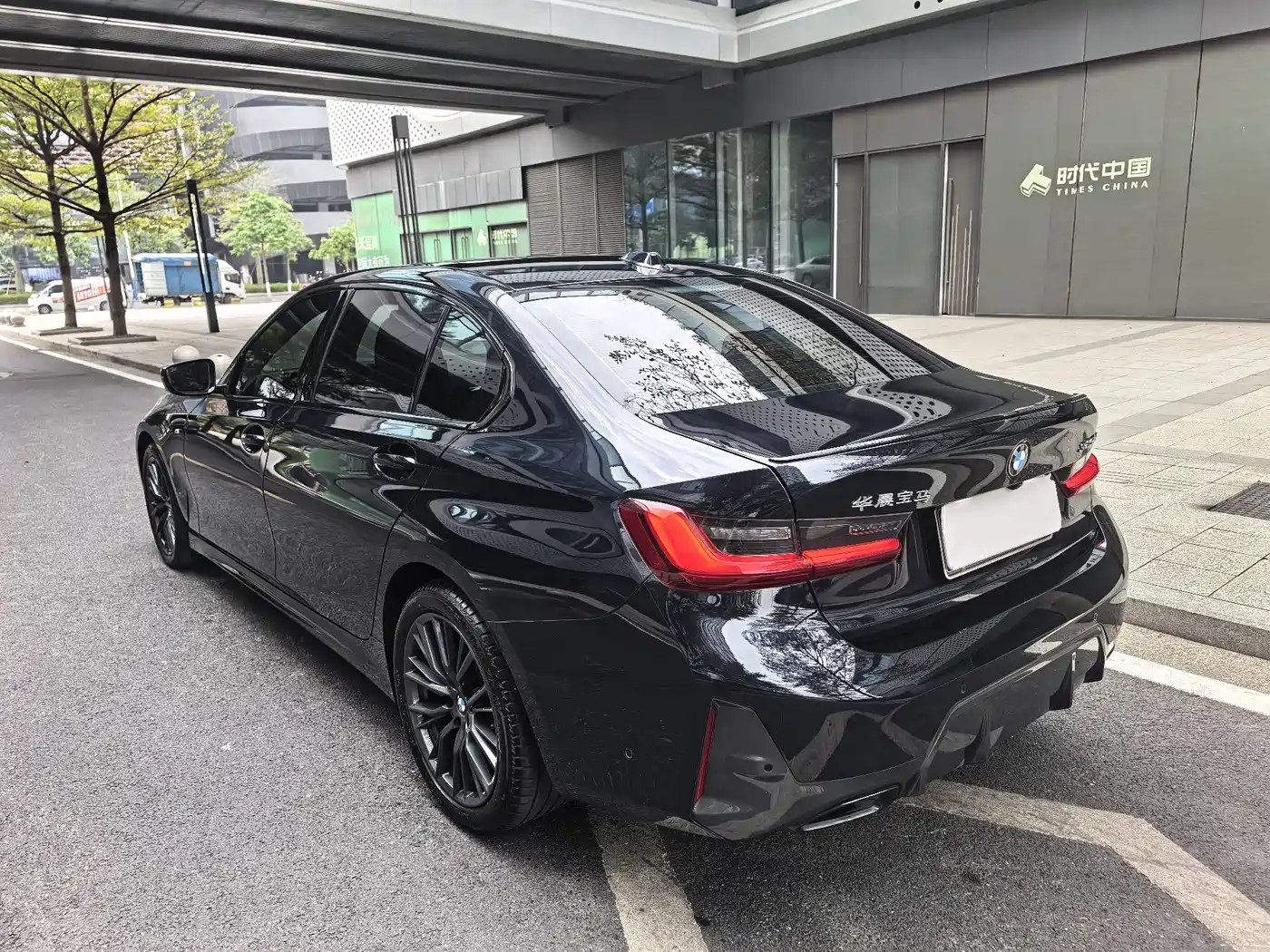 BMW 3 Series 2023 325Li M Sport Black Night Package фото 5