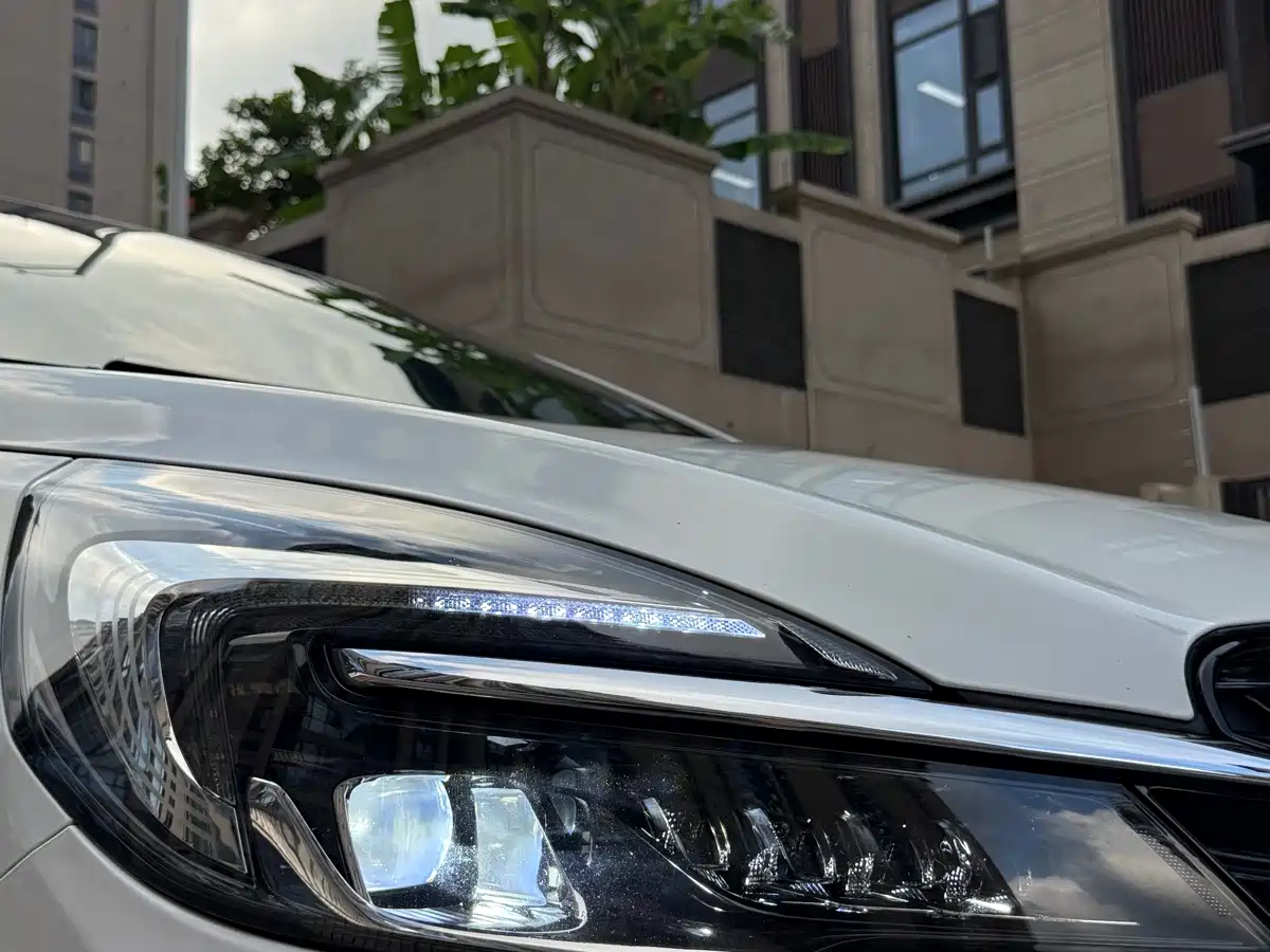 Photo 2 - Buick GL8