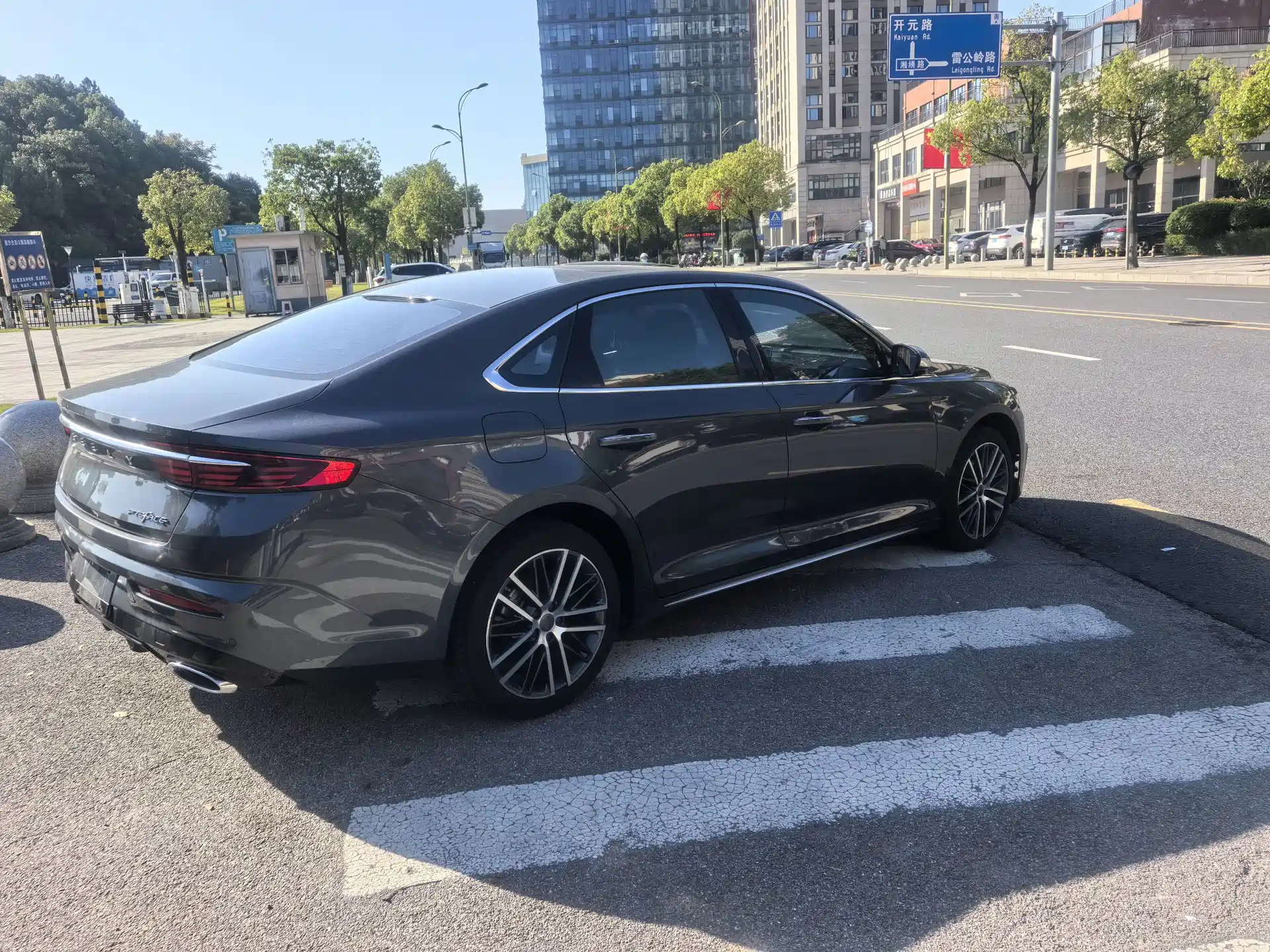 Фото 4 - Geely Preface
