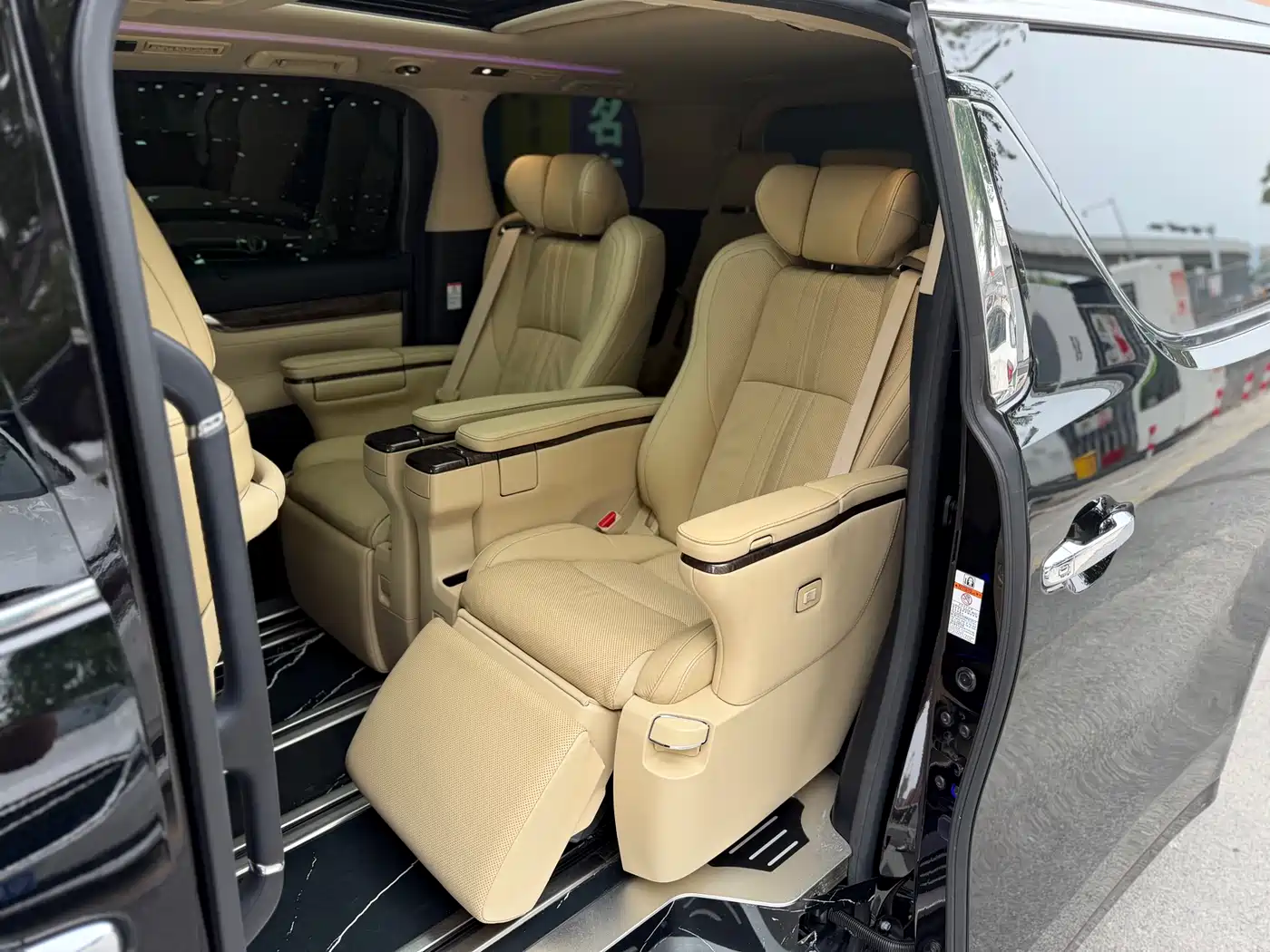 Toyota Vellfire 2019 Hybrid 2.5L HV Premium Edition фото 6