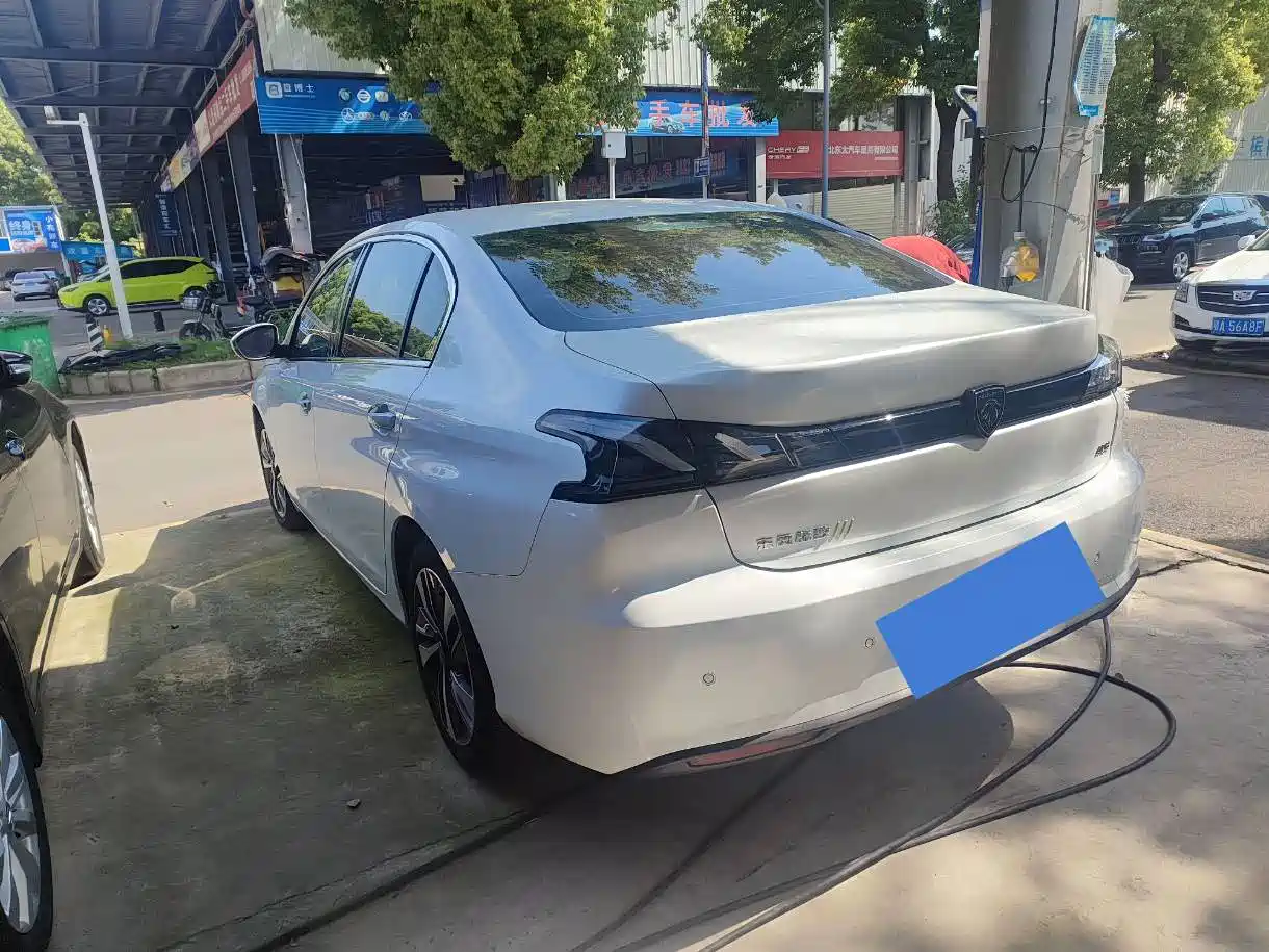 PEUGEOT 408