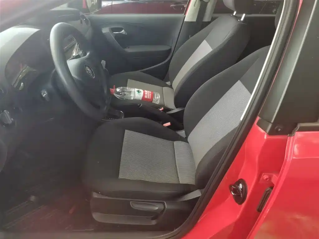 Volkswagen Polo 2016 1.4L Automatic Trend фото 15