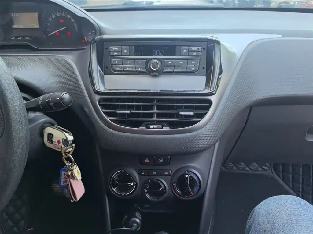 Peugeot 2008 2015 1.6L Automatic Cool Edition фото 13