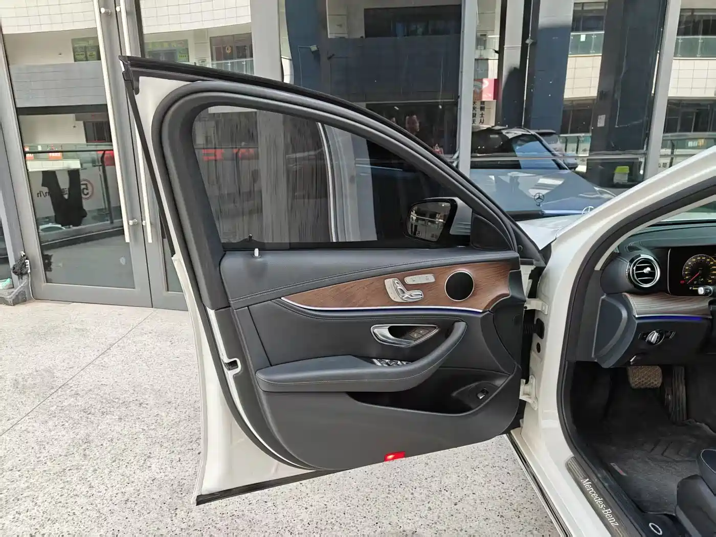Mercedes-Benz E-Class 2019 E 300 L Fashion фото 34