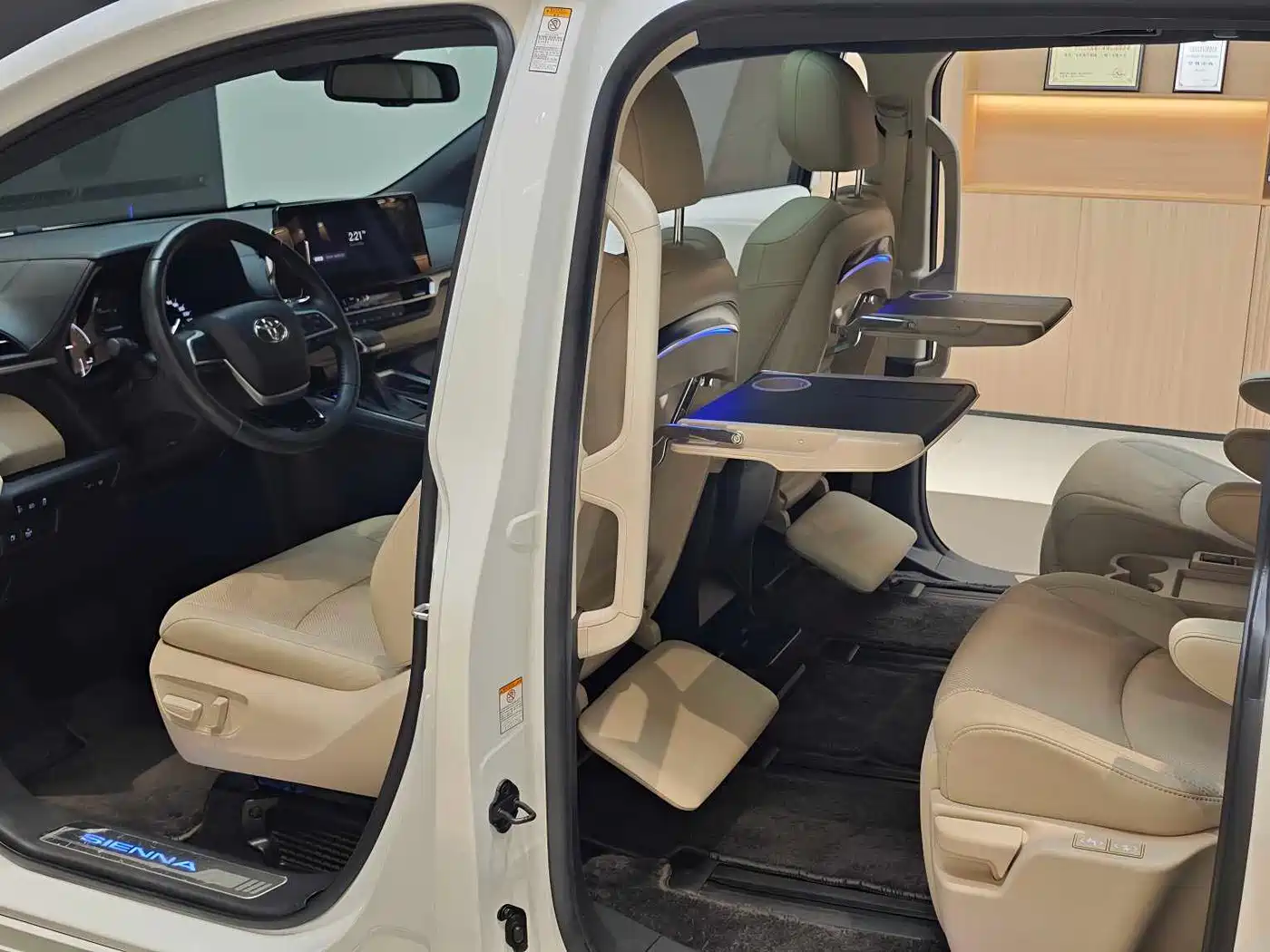 Toyota Sienna 2021 2.5L Hybrid Premium Edition фото 7