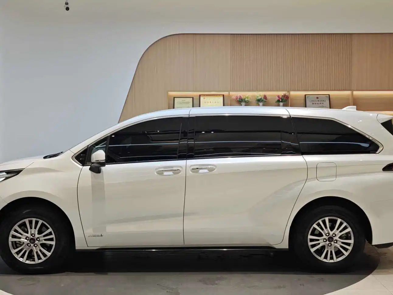 Toyota Sienna 2021 2.5L Hybrid Premium Edition фото 3