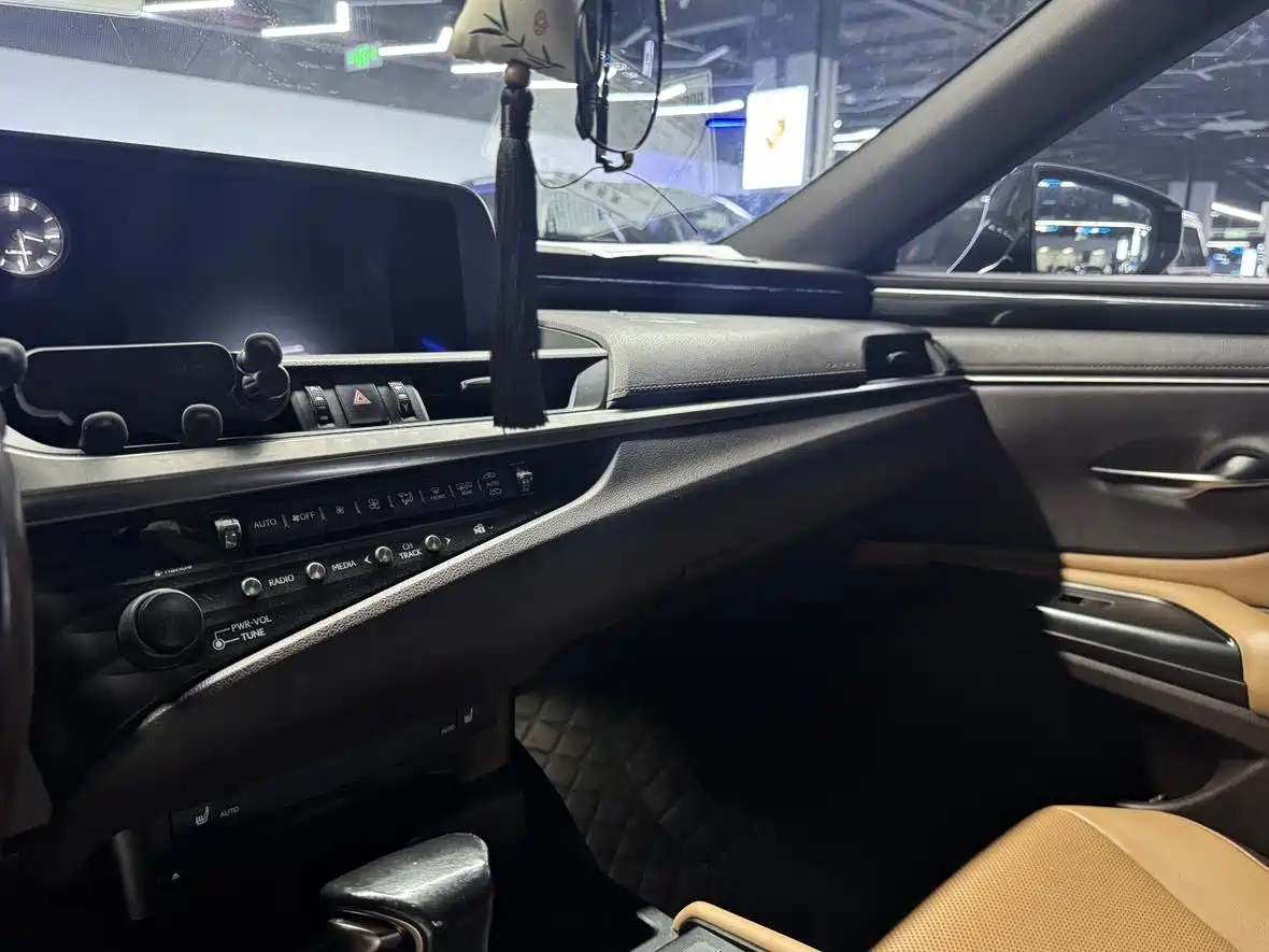 Lexus ES 2020 200 Excellence фото 6