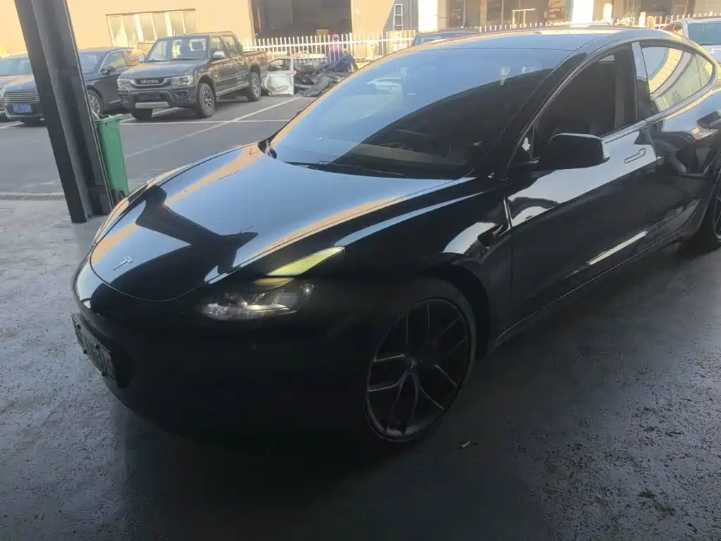 Фото 1 - Tesla Model 3