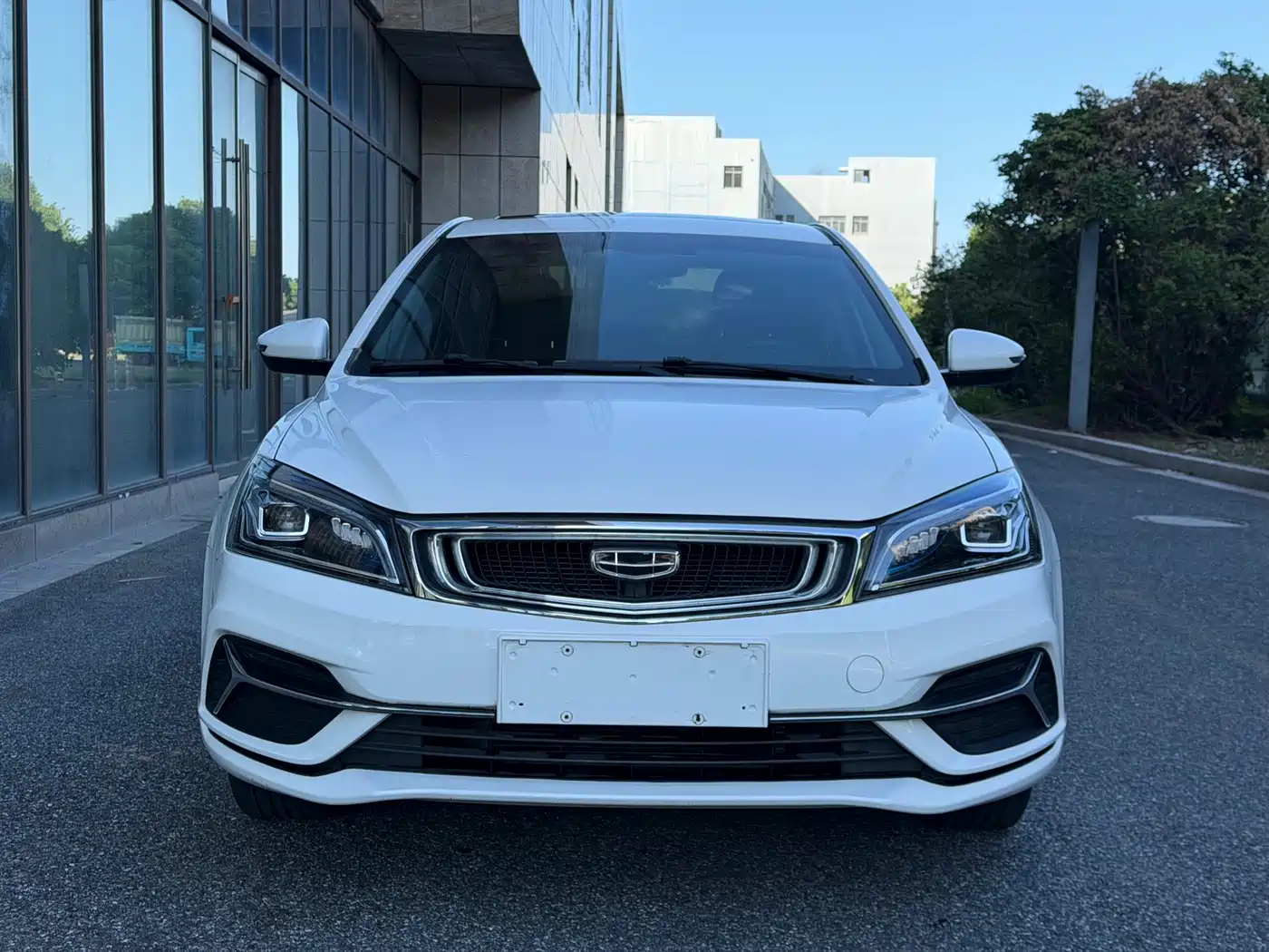 Photo 2 - Geely Emgrand
