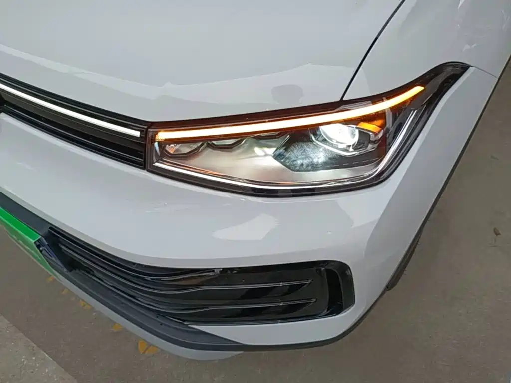 صورة 24 - Volkswagen Tharu