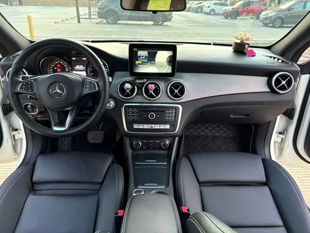 صورة 5 - Mercedes-Benz CLA (Import)
