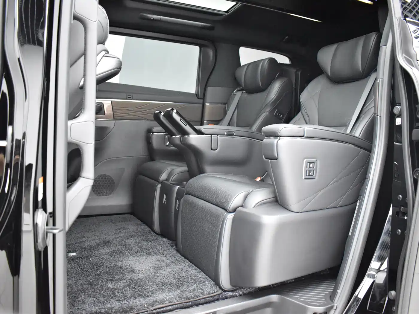 Toyota Vellfire 2024 Crown Hybrid 2.5L Executive Premium Edition фото 15